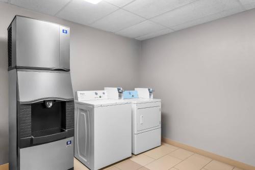 a kitchen with a refrigerator and a stove at Quality Suites Waldorf in Waldorf
