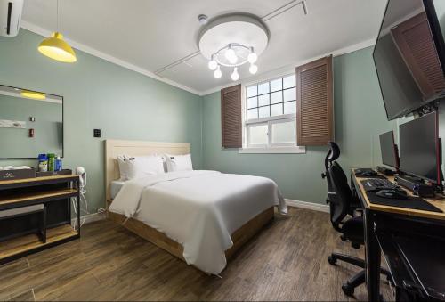 Llit o llits en una habitació de Dangjin Blanc Hotel