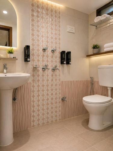 a bathroom with a toilet and a sink at Hotel Oscar By Ginger Hotels Chain Near Club House Road Manali Luxury Rooms Best Hotel In Manali !!!!! in Manāli