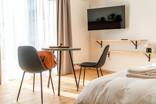 a bedroom with two chairs and a table and a bed at stuub saig in Lenzkirch