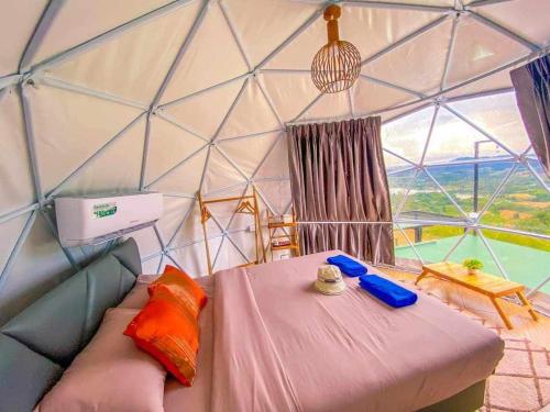 a room with a tent with a couch and a table at เขาเจ้าขา-เต็นท์กระโจมเขาค้อ โดมvip in Khao Kho