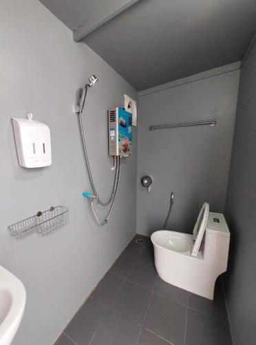 a small bathroom with a toilet and a shower at เขาเจ้าขา-เต็นท์กระโจมเขาค้อ โดมvip in Khao Kho