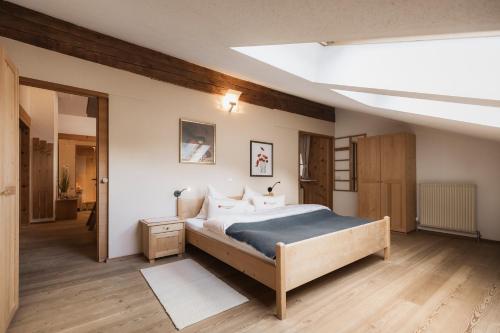 ein Schlafzimmer mit einem großen Bett und einer blauen Decke in der Unterkunft Aussermahrhof - familyfarm in Gsies
