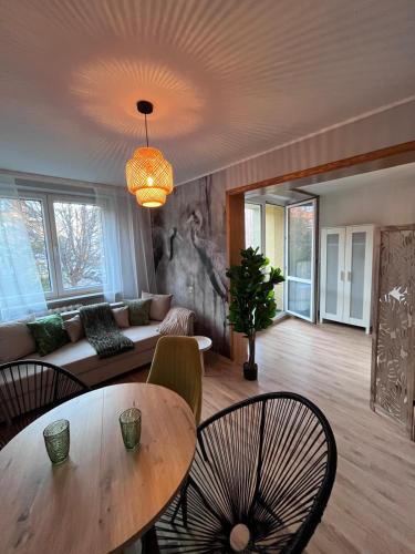 Urban Jungle Sanctuary- Designerski Apartament blisko Starego Miasta by AVALON ATELIER