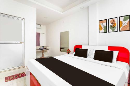 a white and red bedroom with a large bed at Collection O SNT Bus Terminal Siliguri in Siliguri