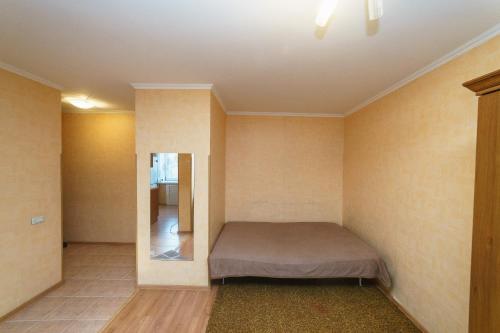 ケメロヴォにあるApartments na Tukhachevskogo 2のベッドルーム1室(ベッド1台付)