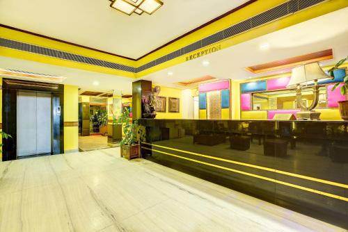 een lobby met een bowlingbaan in een huis bij Hotel Ajanta Continental in Dehradun