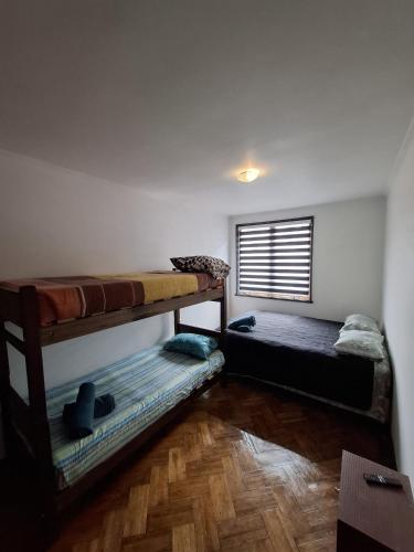 a room with two bunk beds and a window at La Verbena House in Viña del Mar