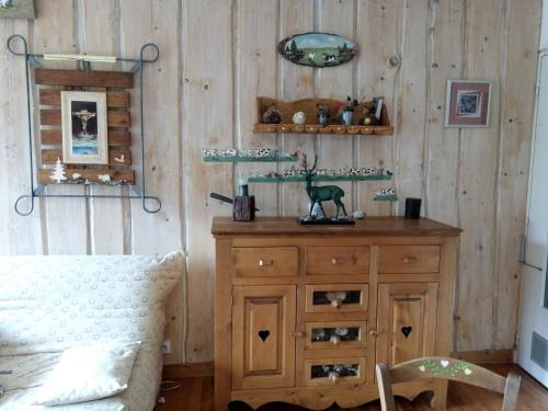 a room with a wooden wall with a wooden dresser at STOP mon grand F2 face au parc des Écrins in Orcières