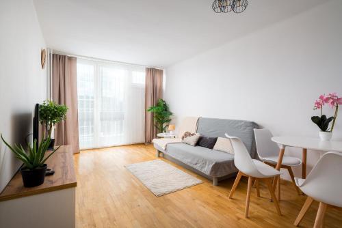 Rondo ONZ Urban Core Apartment by BookingHost
