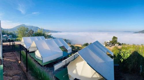 a view of a house with a view of a foggy mountain at เขาเจ้าขา-เต็นท์กระโจมเขาค้อ in Khao Kho