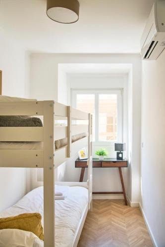 Sunny Terrace Apartment in Graça with AC and 2 Bathrooms