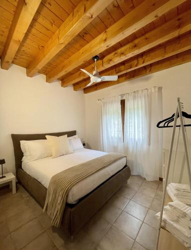 a bedroom with a bed and a wooden ceiling at Casa Elisabeth in Sarnico