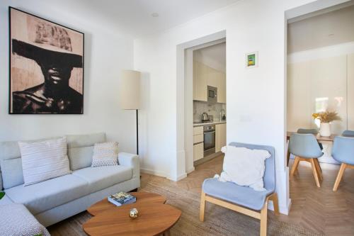 Sunny Terrace Apartment in Graça with AC and 2 Bathrooms