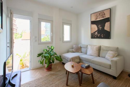 Sunny Terrace Apartment in Graça with AC and 2 Bathrooms