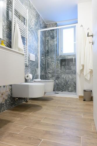 a bathroom with a tub and a large shower at ORIGINI - Dimora tra murgia e mare in Toritto