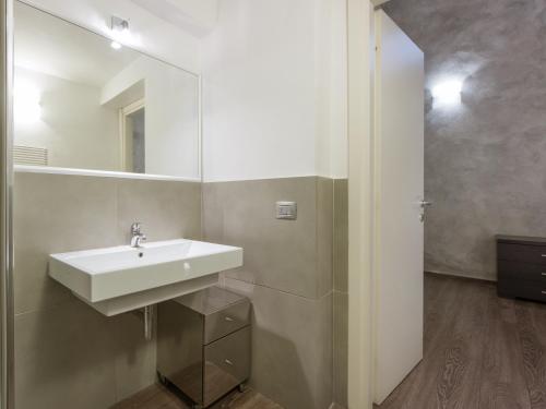 La salle de bains est pourvue d'un lavabo et d'un miroir. dans l'établissement Pitti Two Bedroom Apartment, à Florence
