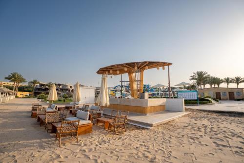 Sunrise Azalea Aqua Park Resort — Beach