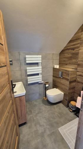 a bathroom with a toilet and a sink at Apartamenty Intermo Górna 7 in Świętochłowice