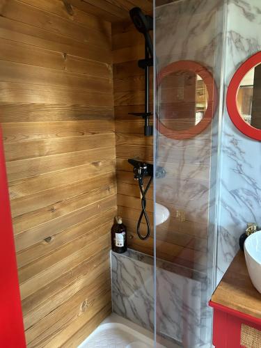 ein Badezimmer mit Dusche und Waschbecken in der Unterkunft Tiny Haus Speyer in Langenselbold