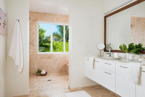Koupelna v ubytování Sailrock South Caicos - Oceanview Villas & Suites