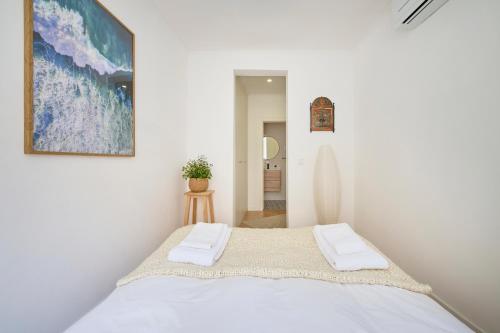 Sunny Terrace Apartment in Graça with AC and 2 Bathrooms