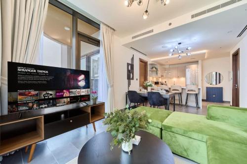 fam living Modern Dubai Escape at The Crest