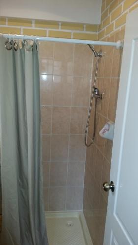 a shower with a shower curtain in a bathroom at El Encanto Sorata in Sorata