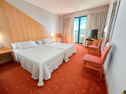 a hotel room with a bed and a chair at Hotel Mirador de Gornazo in Gormazo