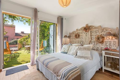 a bedroom with a bed and a large window at Gite Chez Sophie in Roquebrune-sur-Argens