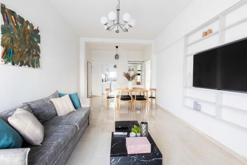Charming Seaside Apartment Elegant 2BR in Glyfada
