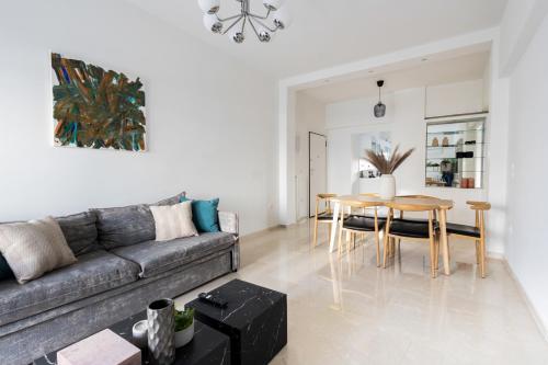 Charming Seaside Apartment Elegant 2BR in Glyfada