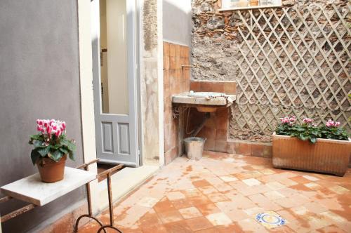 een badkamer met een wastafel en 2 potplanten bij Soffitta29 in Catania