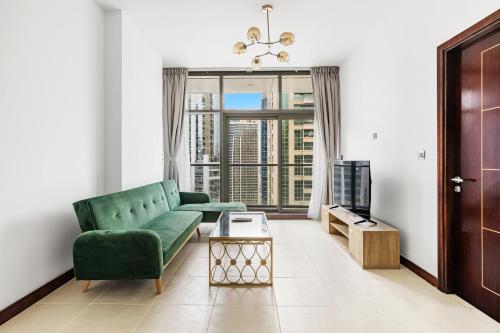 Elegant 1BR with Lake View Near to Metro