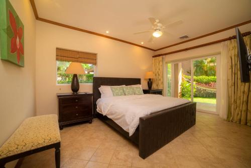 a bedroom with a bed and a window at Veranda 3G 2 bdr Garden View in Los Suenos in Jacó