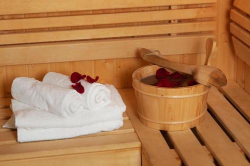 a sauna with towels and a basket of roses at La lande sèche in Lainsecq
