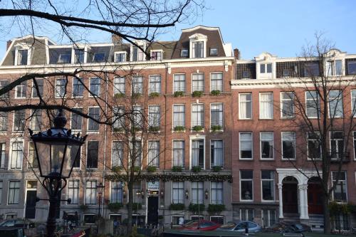 a large brick building with a lot of windows at Prinsengracht Hotel in Amsterdam