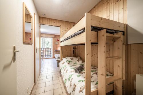 a bedroom with a bunk bed in a room at Appartement vue montagne - Chatel in Châtel