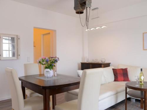 a living room with a table and a white couch at Ohlerich Speicher App_ 02 in Wismar