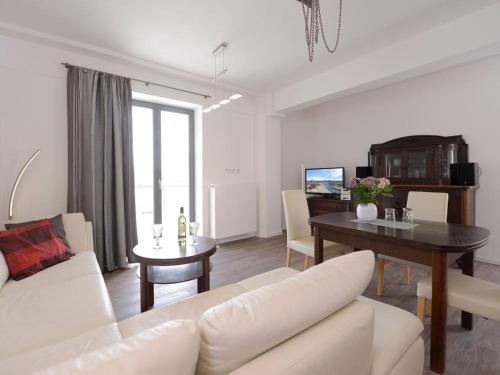 a living room with a couch and a table at Ohlerich Speicher App_ 02 in Wismar