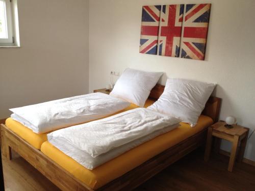 Een bed of bedden in een kamer bij Pension Neulen
