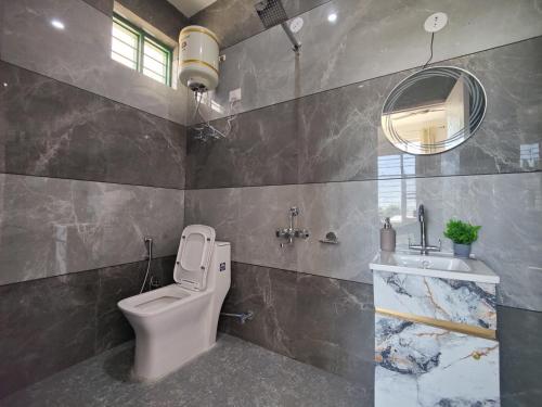 ein Badezimmer mit Toilette und Waschbecken in der Unterkunft CloudHaus Bir Private 3BHK Villa Mountain Views in Bir