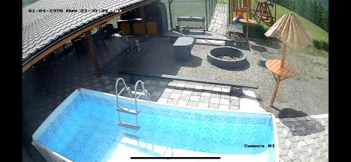 an overhead view of a swimming pool in a backyard at Casute A frame in Jiblea Veche