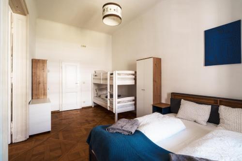 Grand 2BD Apartment for 8 Guests