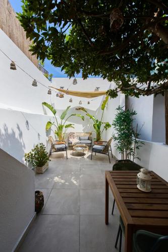 Sunny Terrace Apartment in Graça with AC and 2 Bathrooms