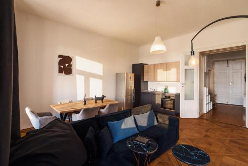 Grand 2BD Apartment for 8 Guests