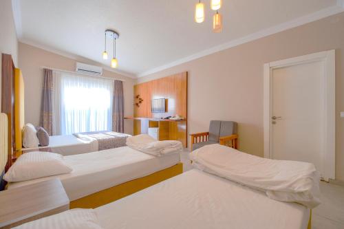 a hotel room with two beds and a window at Arya Apart Kundu Hotel in Lara