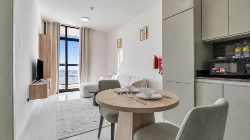 Free housekeeping visits during your stay - StayShort - Comfortable 1 Bed in Jebel Ali Sleeps 2 with Balcony