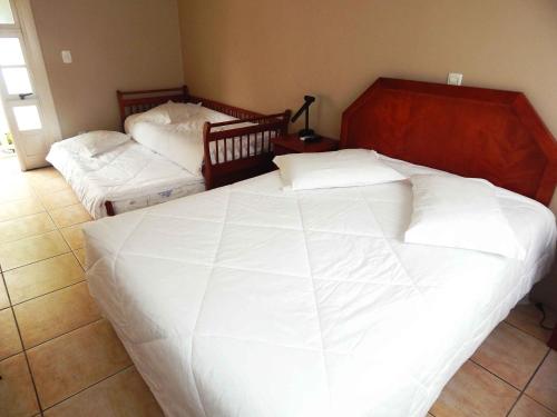 Säng eller sängar i ett rum på Apartamentos Sulla Collina Centro de Gramado localizado próximo da rua Coberta