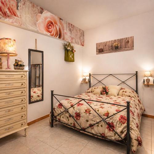a bedroom with a bed and a dresser and a mirror at Il Nido del Vicolo in Città della Pieve